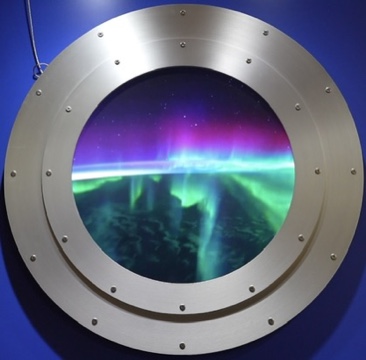 GENSOの実機。直径750mmのアルミ削り出しの舷窓の向こうにオーロラの映像が灯る
